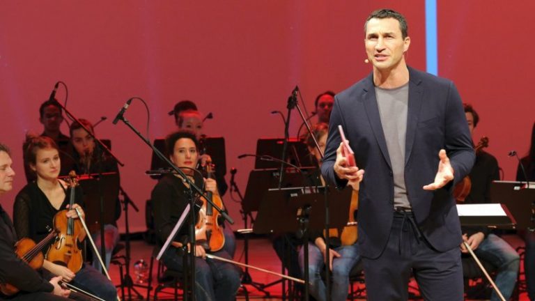 Wladimir Klitschko mit dem German Pop Orchestra bei der Elbphilharmonie Hamburg – Simultanverdolmetschung Deutsch-Englisch-Russisch durch Anna Deistler
