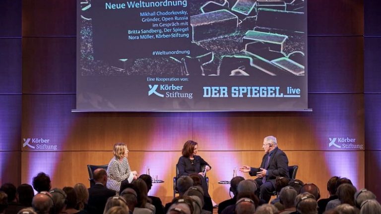 Podiumsgespräch Neue Weltunordnung mit Mikhail Chodorkovsky, Britta Sandberg (Der Spiegel) und Nora Müller (Körber-Stiftung) – Simultanverdolmetschung Deutsch-Russisch durch Anna Deistler