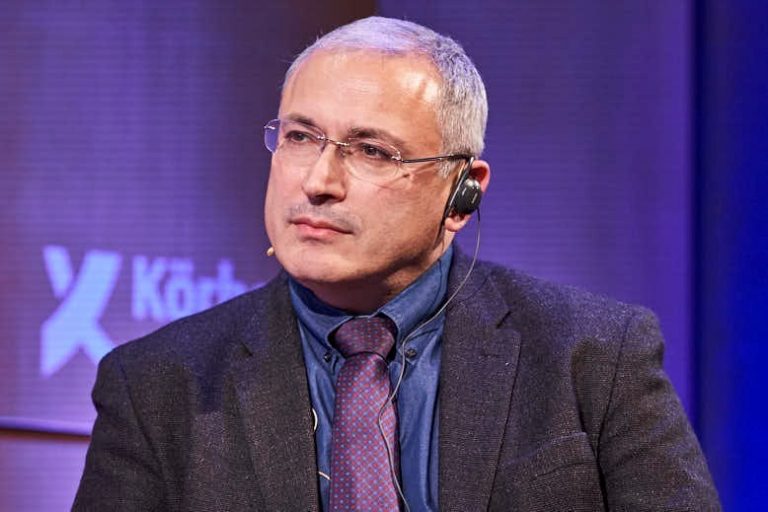 Mikhail Chodorkovsky lauscht der Simultanverdolmetschung von Anna Deistler beim Körber-Stiftung Event, Hamburg – Dolmetschen Deutsch-Russisch