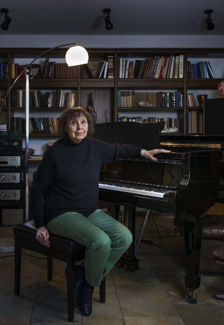 Komponistin Sofia Gubaidulina am Klavier – Konsekutivverdolmetschung Englisch-Russisch durch Anna Deistler beim Interview für die spanische Zeitung El País, Appen bei Hamburg