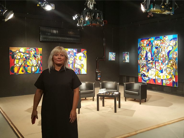 Ukrainische Malerin Katja Saposhkov im TIDE TV Studio Hamburg – Vorbereitungen für die Sendung Was Kunst Du, Simultanverdolmetschung Deutsch-Russisch durch Anna Deistler