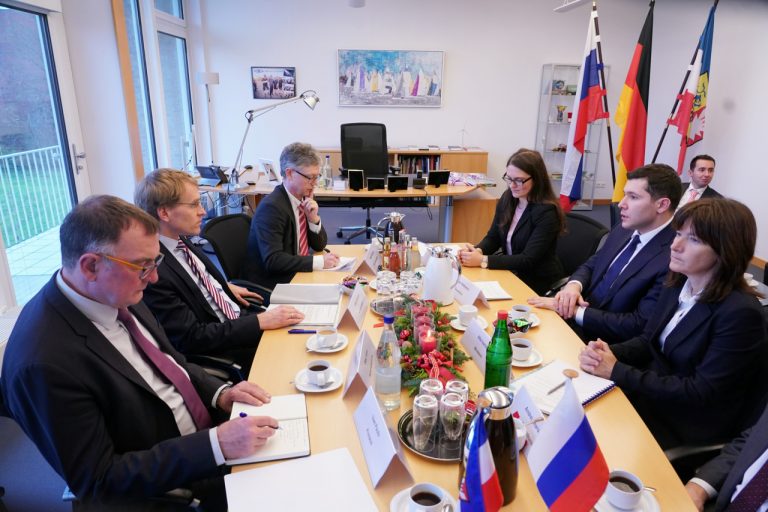 Deutsch-russische Verhandlungen in Schleswig-Holstein – Anna Deistler als Konsekutivdolmetscherin bei bilateralen Gesprächen zwischen deutschen und russischen Delegationen