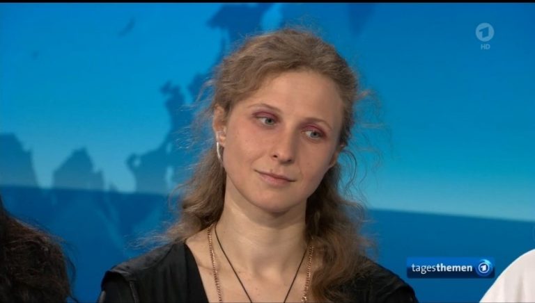 Mitglied der russischen Punkband Pussy Riot im ARD-Studio Tagesthemen – Simultanverdolmetschung Russisch-Deutsch durch Anna Deistler