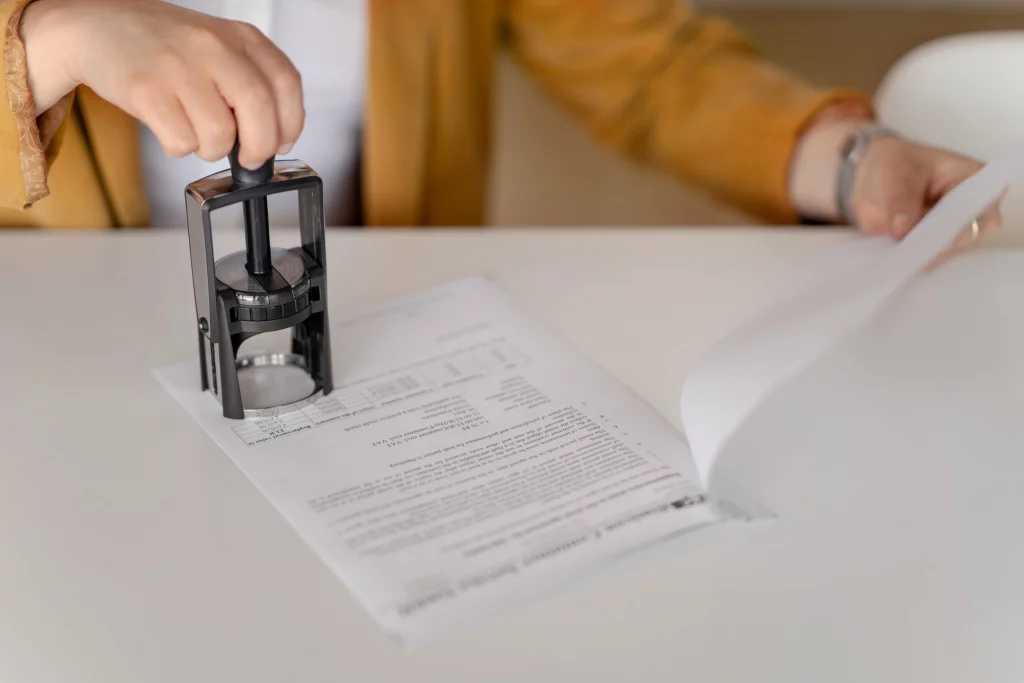 Stempel auf Dokument als Symbol für beglaubigte Übersetzung