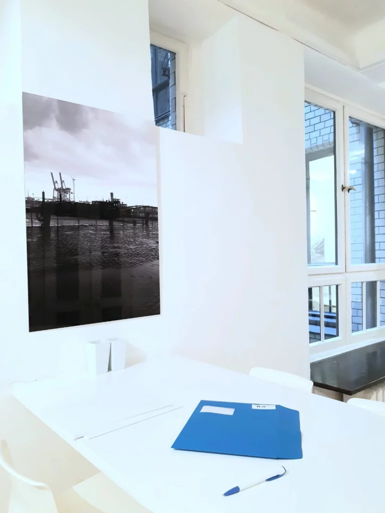 Arbeitsplatz im Übersetzungsbüro in Hamburg mit Dokumenten und Schreibtisch